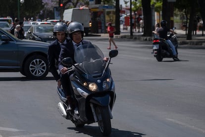 Dos hombres en moto con traje y corbata este jueves en Sevilla
