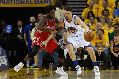 Beverley intenta frenar a Klay Thompson.