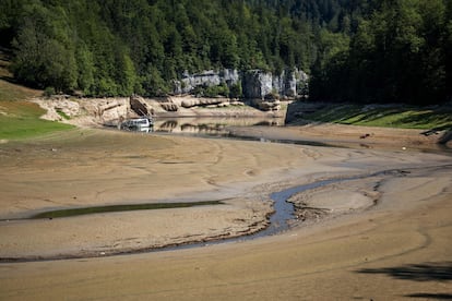 Vista del lago Brenets, parte del río Doubs, frontera natural entre el este de Francia y el oeste de Suiza, el 4 de agosto.