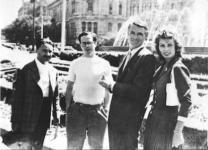 Desde la izquierda, el periodista Jaime Arias, Enrique Herreros, Cary Grant y Sophia Loren, un domingo ante La Cibeles durante el rodaje de 'Orgullo y pasión".