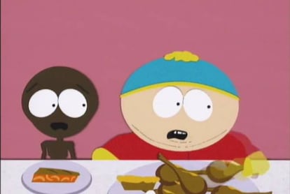 <p><strong>Qué episodio.</strong>‘Paco el Flaco’ (1x09, 1997)</p> <p><strong>Qué ocurre.</strong> La pandilla adopta a un niño africano para conseguir un reloj gratis. Cuando llega, le llaman Paco, el Flaco y no saben qué hacer con él. “No hay preguntas tontas, sólo niños tontos”. Cartman se pregunta por qué los pobres huelen a leche agria y Kenny, que lo es, se queja. “Me ha parecido oír la voz de una hippie”, se ríe Cartman. Cuando deben “devolver” al niño (“Que regrese a la inanición”), los adultos les dan una recomendación: “La buena acción es mandar dinero y que te envíen una foto”.</p> <p><strong>Sigue siendo polémico porque… </strong>el hambre en el mundo causa estragos: <p><a href="http://es.wfp.org/noticias/comunicado/casi-870-millones-de-personas-padecen-hambre-en-el-mundo">870 millones de personas</a> padecen malnutrición.</p>