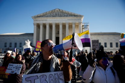 Manifestacin en favor de los derechos de las personas trans a las puertas del Supremo, este mircoles en Washington.