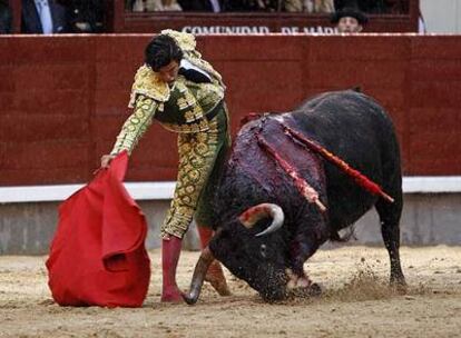 Morante de la Puebla da un derechazo al segundo toro de su lote ayer en Las Ventas.