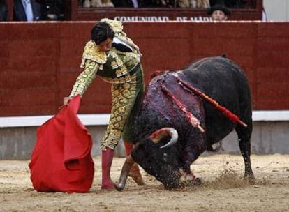 Morante de la Puebla da un derechazo al segundo toro de su lote ayer en Las Ventas.