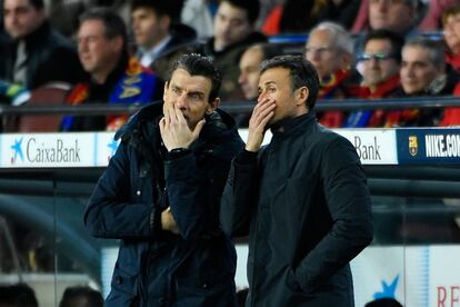 Juan Carlos Unzué (izquierda) y Luis Enrique en el Barcelona-Sevilla de la Liga 2015-2016, el 28 de febrero de 2016.