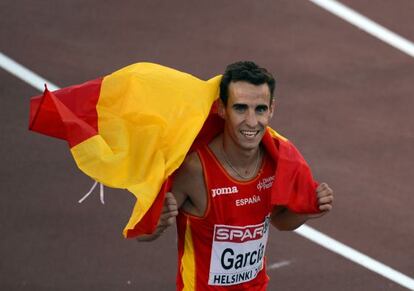 Victor Garcia celebra la medalla de bronce en los 3000 metros vallas.