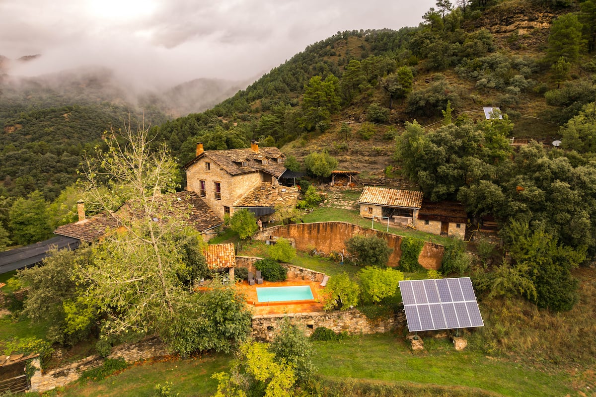 Casa rural con paneles solares y piscina