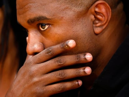 Kanye West asiste a un partido de baloncesto en Los Ángeles en 2022.