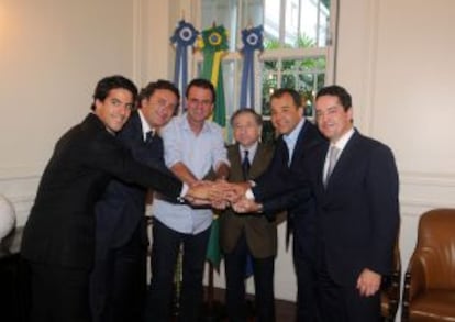 Bañuelos (derecha) y Alejandro Agag (segundo por la izquierda), tras el acuerdo en Río de Janeiro para celebrar un campeonato de Fórmula 1 de coches eléctricos.