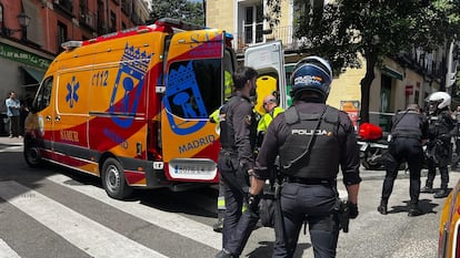 Policías y efectivos del Samur, en la agresión de la calle Toledo.