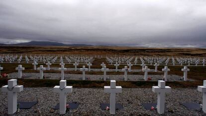 El cementerio de Darwin, con las tumbas de los soldados argentinos muertos durante la guerra contra el Reino Unido por las Islas Malvinas. 