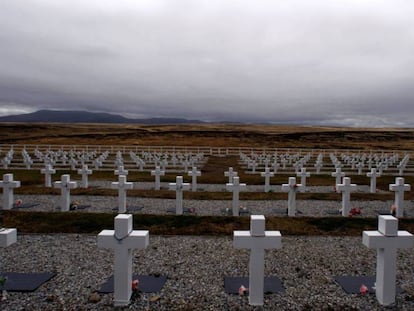 El cementerio de Darwin, con las tumbas de los soldados argentinos muertos durante la guerra contra el Reino Unido por las Islas Malvinas. 
