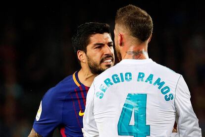 Luis Suárez y Sergio Ramos, se encaran en uno de los momentos tensos del partido.