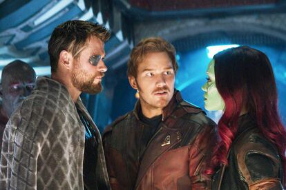 Hemsworth y Pratt, junto a Zoe Saldana, en ‘Vengadores: Infinity War’.