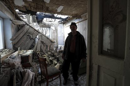 Mikjaíl Ivanovich, de 80 años, en el interior de su casa bombardeada de Mikolaiv. La Comisión Europea propuso este viernes un procedimiento simplificado para ayudar a los países de la Unión Europea a financiar con carácter inmediato las necesidades de los refugiados ucranios, incluidos los alimentos, el alojamiento y los gastos de transporte.