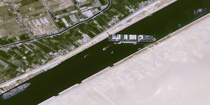 O navio 'Ever Given', nesta quinta-feira, encalhado no canal de Suez.