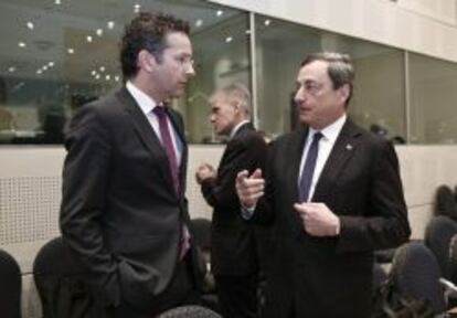 El presidente del Eurogrupo, Jeroen Dijsselbloem, escucha al presidente del BCE, Mario Draghi, en la reuni&oacute;n del Eurogrupo ayer. 