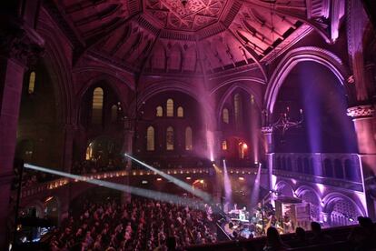 Nerina Pallot en el escenario de la Union Chapel de Londres. 