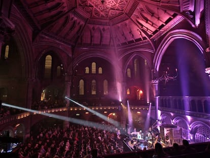 Nerina Pallot en el escenario de la Union Chapel de Londres. 