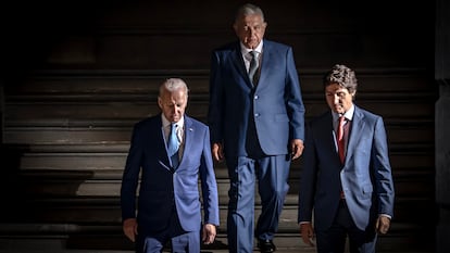 Los mandatarios de los tres países de América del Norte, Joe Biden, Andrés Manuel López Obrador y Justin Trudeau, durante una cumbre en el Palacio Nacional de Ciudad de México, el 27 de marzo. 