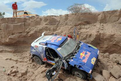 Estado en que quedó el coche de Carlos Sainz, líder hasta entonces, a causa de un accidente en la 12ª etapa de la edición anterior del Rally Dakar.