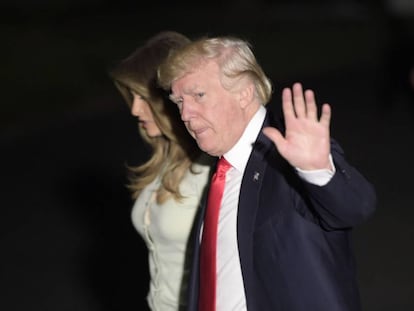 Donald Trump e sua esposa Melania, no sábado ao chegar à Casa Branca