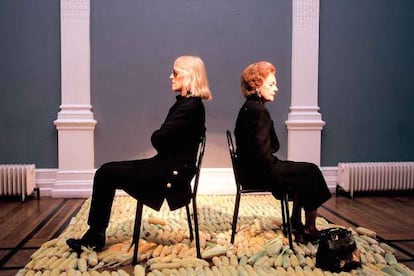 Creaci&oacute;n de la artista Marta Minuj&iacute;n, a la izquierda, con una doble de Margaret Thatcher, en ArteBa.