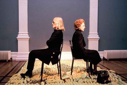 Creación de la artista Marta Minujín, a la izquierda, con una doble de Margaret Thatcher, en ArteBa.