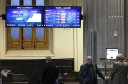 En la imagen, pantalla en la Bolsa de Madrid con la evolución de la prima de riesgo. EFE/Archivo