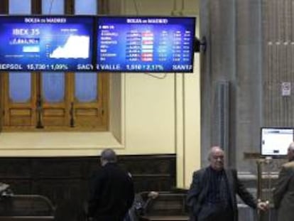 En la imagen, pantalla en la Bolsa de Madrid con la evolución de la prima de riesgo. EFE/Archivo
