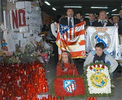 Ofrenda floral en Atocha de las peñas del Real Madrid y el Atlético.