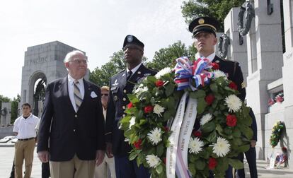 Veteranos de la Segunda Guerra Mundial participan en la ceremonia por el D&iacute;a de los Ca&iacute;dos en Washington.