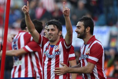 Villa felicitado por su Adrian, en el partido que les enfrentó al Athletic de Bilbao, en el Calderón.