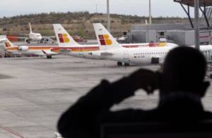 Un viajero observa los aviones del Aeropuerto de Barajas, en la T4, cuando los pilotos han desconvocado la huelga hoy 27 de abril prevista hasta el 20 de julio. EFE/Archivo