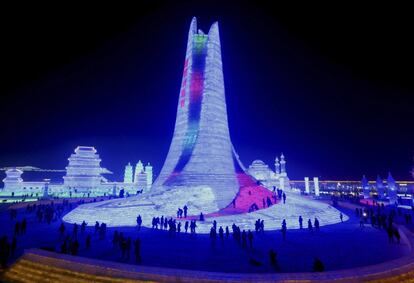 Otra de las esculturas de hielo iluminadas.