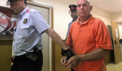Ramón Laso, escoltado por los agentes de los Mossos, ayer en la Audiencia de Tarragona.