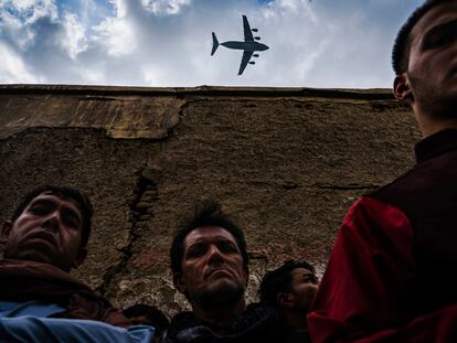 En la imagen galardonada con el Pulitzer a mejor fotografía de última hora, un avión militar sobrevuela el lugar donde el ataque de un dron mató a diez miembros de una familia, en agosto en Kabul.