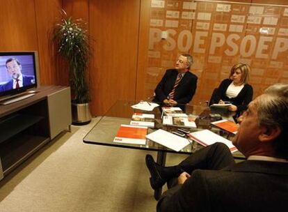 Jesús Caldera, Elena Valenciano y Diego López Garrido, de izquierda a derecha, siguen el debate en la sede del PSOE.