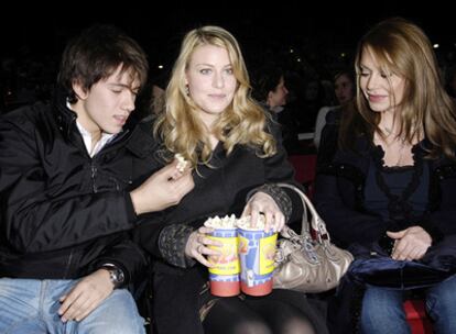 Barbara Berlusconi, en el centro, junto a su madre y su hermano en un acto en 2007.