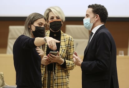 La portavoz de Junts en el Congreso, Miriam Nogueras (a la izquierda), el vicesecretario general de Ciudadanos, Edmundo Bal, y la diputada de Vox Inés María Cañizares, conversan en la comisión de Presupuestos del Congreso.