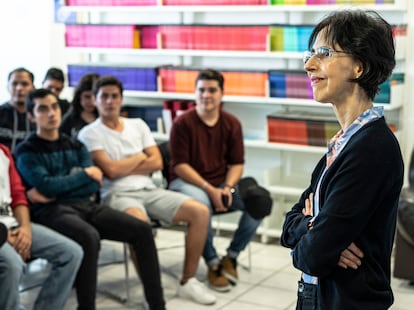 Coral Bracho habla de poesía con alumnos de una preparatoria de Guadalajara, en el marco de la FIL 2019.