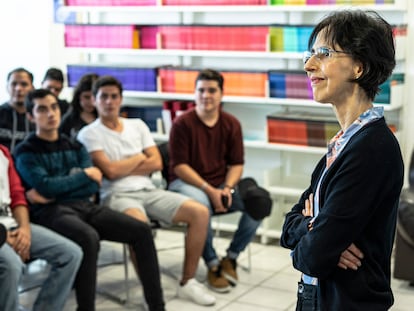 Coral Bracho habla de poesía con alumnos de una preparatoria de Guadalajara, en el marco de la FIL 2019.
