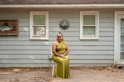 Vianey Mejia posa para un retrato en su casa en Charlotte
