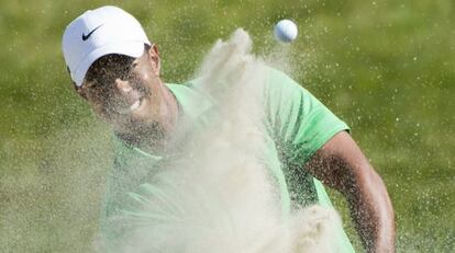 Woods golpea la bola durante la penúltima jornada.