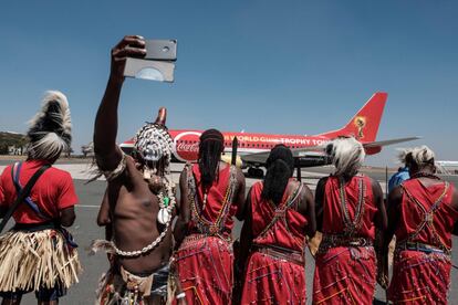 Antes de ser el objeto más disputado en Rusia durante el Mundial de fútbol que comienza en junio, el trofeo está recorriendo varios países. En la imagen, los kenianos aguardan a que desembarque en Nairobi.