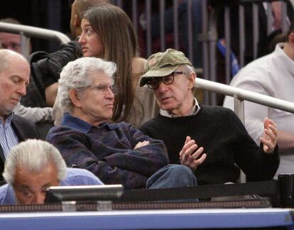 Tony Roberts con Woody Allen, en un partido de la NBA en el Madison Square Garden de Nueva York, en 2011.