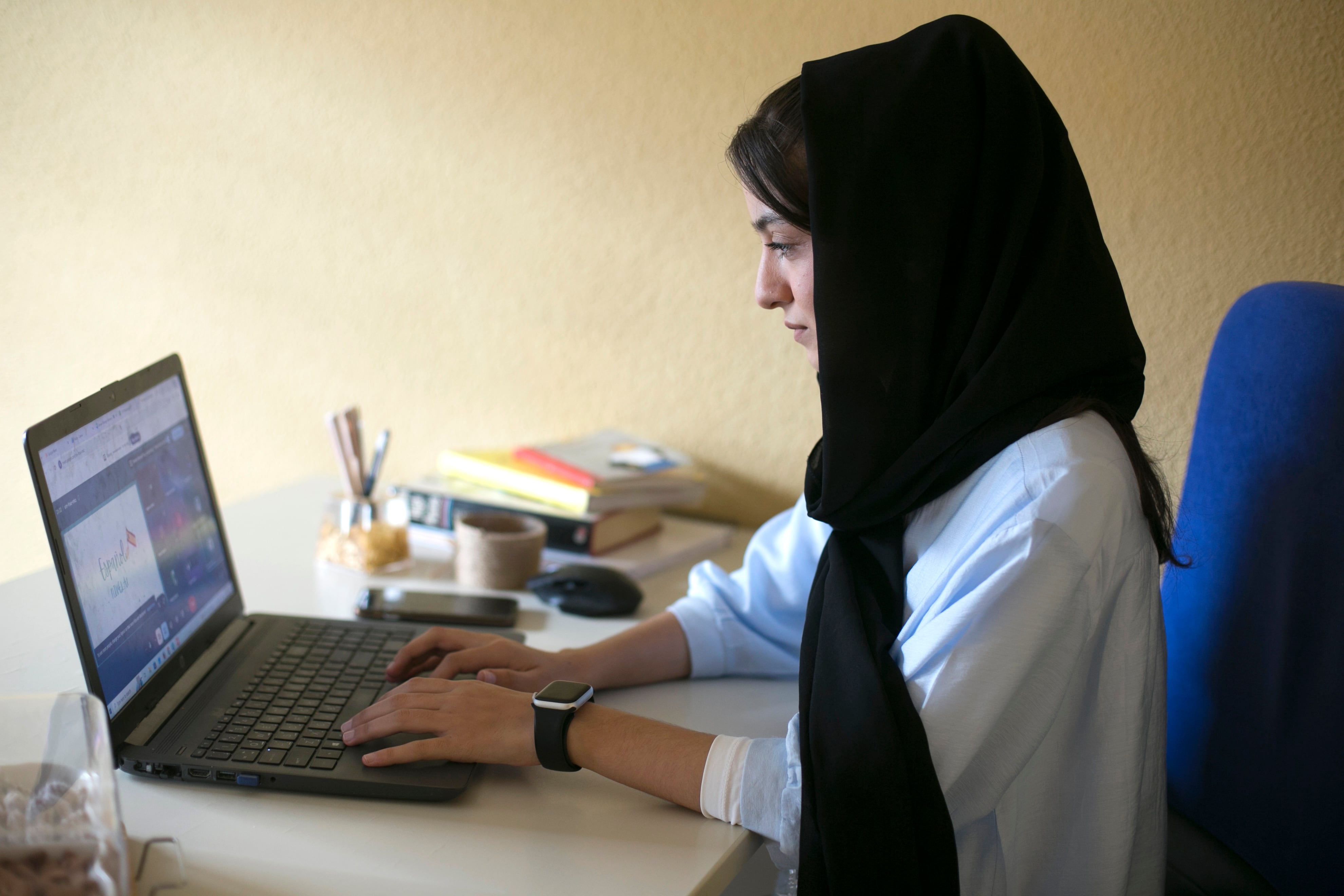 Tamkin Ahmadi, profesora afgana. Imparte clases online desde Parla.
