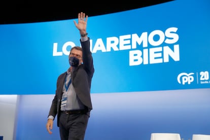 El azul es el color asociado al PP, aunque en origen el rojo y el amarillo eran los colores del logotipo de Alianza Popular. En la imagen, Alberto Núñez Feijóo en Sevilla en abril pasado en el XX congreso de los populares.