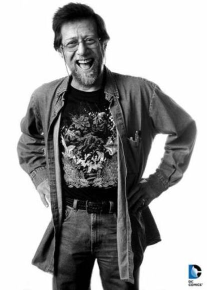 Len Wein con una camiseta de 'La cosa del pantano'.