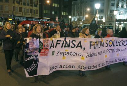 La cabeza de la manifestación de Afinsa que recorrió ayer las calles de Bilbao.